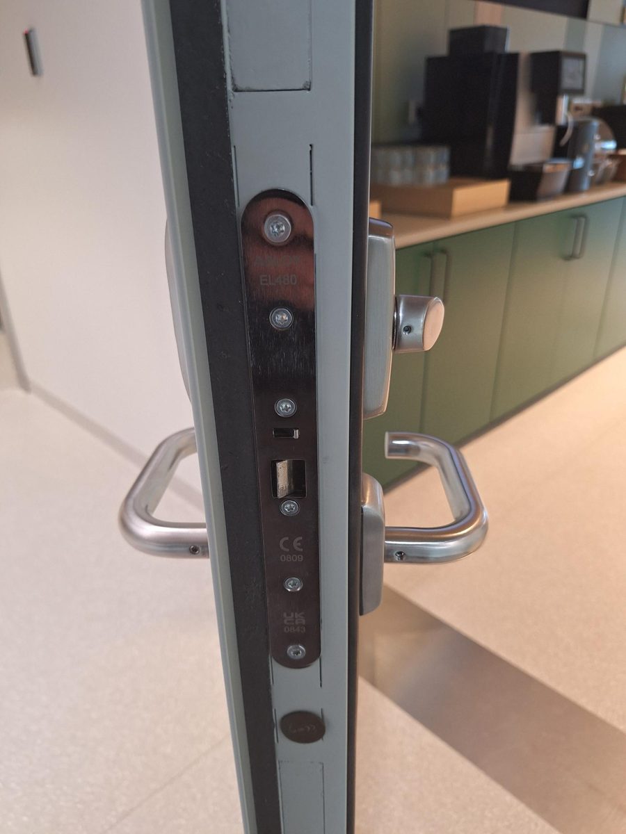 ABLOY EL480 elektrimehaaniline lukk ukse otsas